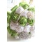 Νέα χειροποίητα πράσινο νύφη κρατώντας λουλούδια φρέσκα φρούτα