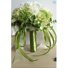Πράσινο και λευκό μπάλα αγώνα μετάξι χρυσάνθεμο νύφη κρατώντας λουλούδια
