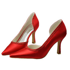 Δείχνοντας κόκκινα στιλέτο ψηλά τακούνια σατέν παπούτσια δεξιώσεων