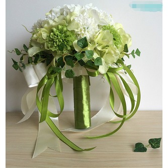 Πράσινο και λευκό μπάλα αγώνα μετάξι χρυσάνθεμο νύφη κρατώντας λουλούδια - Σελίδα 1