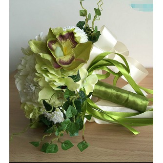 Πράσινο και λευκό μπάλα αγώνα μετάξι χρυσάνθεμο νύφη κρατώντας λουλούδια - Σελίδα 2