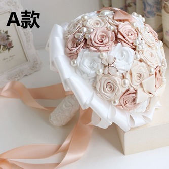 Μαργαριτάρι διαμάντι χέρι νύφη κρατώντας λουλούδια έθιμο τριαντάφυλλα γάμο κορδέλα παράνυμφος μπουκέτο - Σελίδα 1
